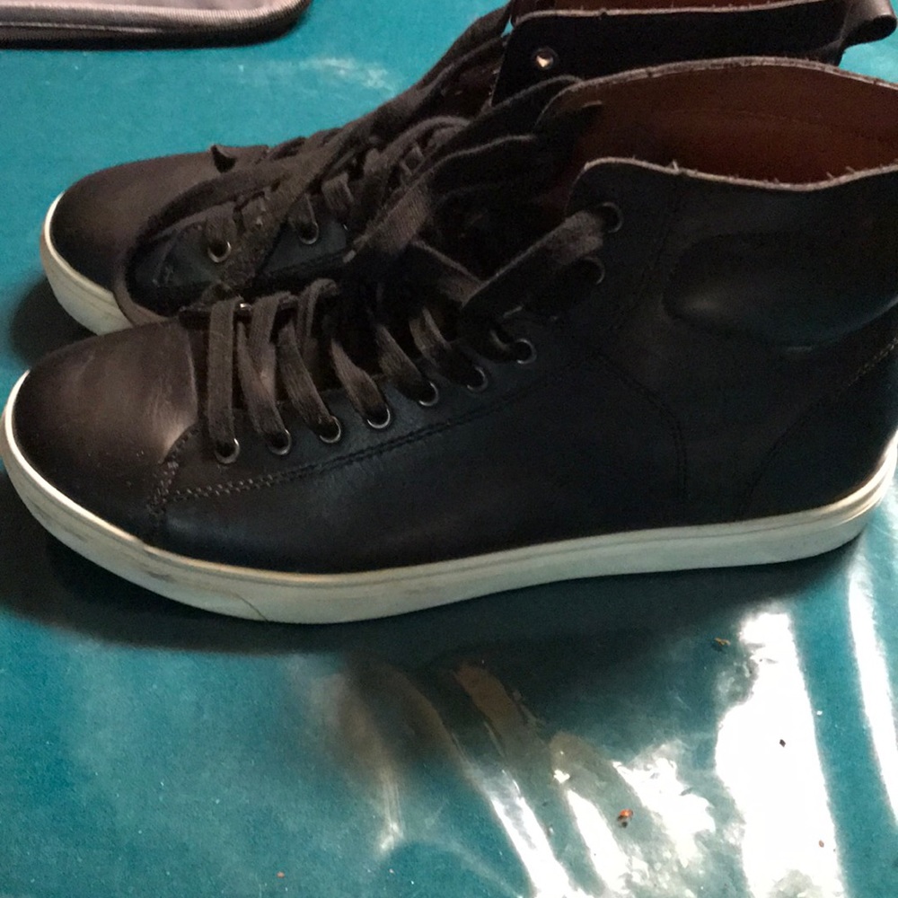 Men’s dress sneakers